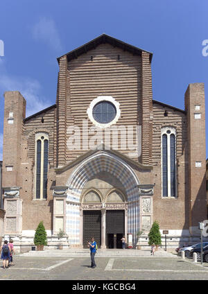 Vérone Vénétie Italie. Église de Santa Anastasia, façade. La construction a commencé en 1290 dans le style gothique et jamais fini. L'église a été la consécration Banque D'Images