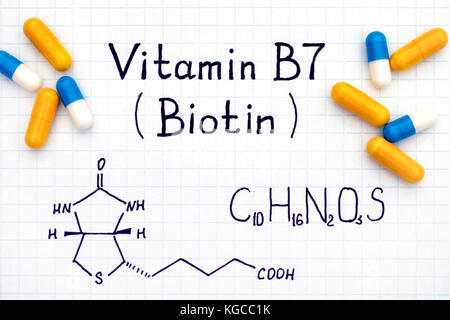 Formule chimique de la vitamine B7 (biotine) avec certaines pilules. close-up. Banque D'Images