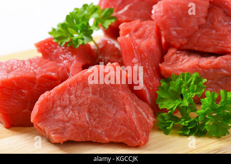 Close up de dés de viande de boeuf au persil Banque D'Images