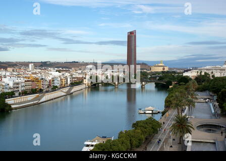 Vue sur la rivière Guadalquivir de la tour Torre del Oro avec la Torre Sevilla dominant l'horizon, Séville, Espagne Banque D'Images