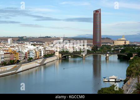 Vue sur la rivière Guadalquivir de la tour Torre del Oro avec la Torre Sevilla dominant l'horizon, Séville, Espagne Banque D'Images