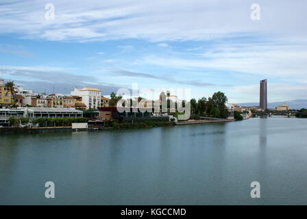 Vue sur la rivière Guadalquivir de la tour Torre del Oro avec la Torre Sevilla dominant l'horizon, Séville, Espagne Banque D'Images