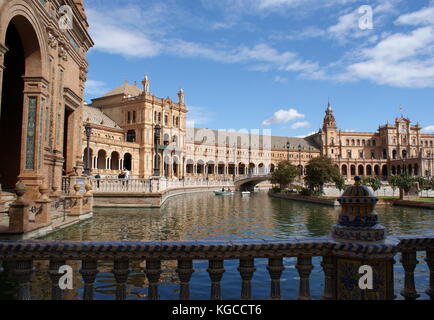 Vue sur la Plaza de Espana à travers le canal, Séville, Espagne Banque D'Images