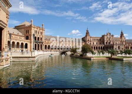 Vue sur la Plaza de Espana à travers le canal, Séville, Espagne Banque D'Images