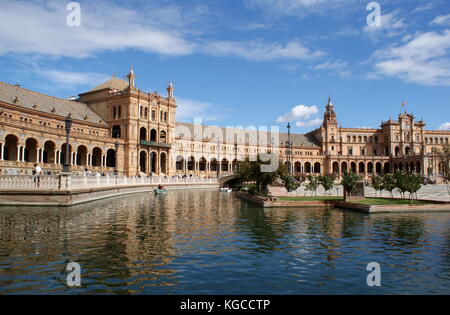 Vue sur la Plaza de Espana à travers le canal, Séville, Espagne Banque D'Images