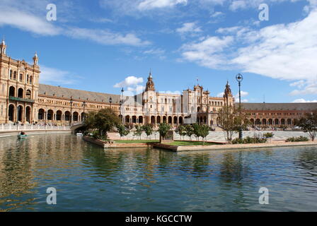 Vue sur la Plaza de Espana à travers le canal, Séville, Espagne Banque D'Images