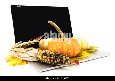 Ordinateur portable isolé avec le maïs et les citrouilles. Banque D'Images