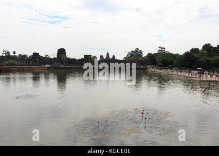 Touristes visitant Angkor Wat Temple au Cambodge. Banque D'Images