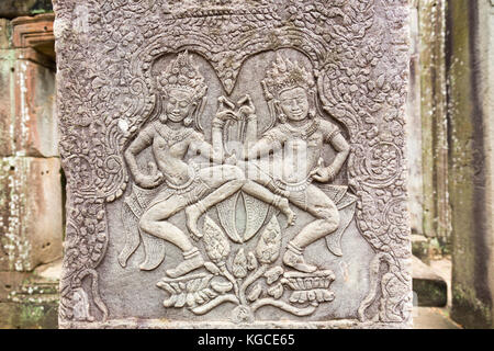 Deux apsaras dansant sur un mur de temple d'Angkor Wat au Cambodge. Banque D'Images