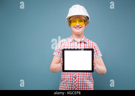 Teenage boy en jeans, chemise à carreaux, ceinture et casque bande hold Banque D'Images