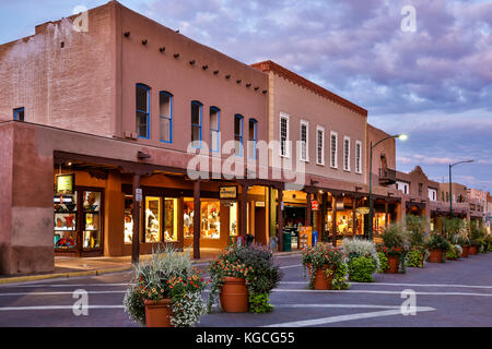 Boutiques, magasins et pots de fleurs, Santa Fe, Nouveau Mexique USA Banque D'Images