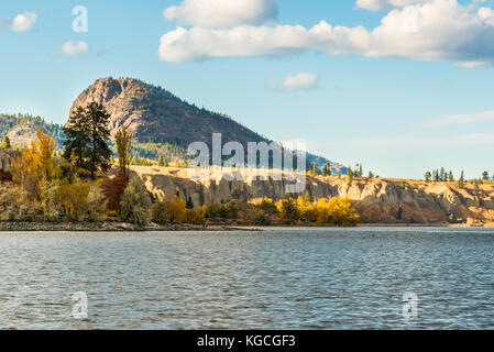 Giant's head Mountain et de falaises de grès vue sur le lac Okanagan à l'automne Banque D'Images