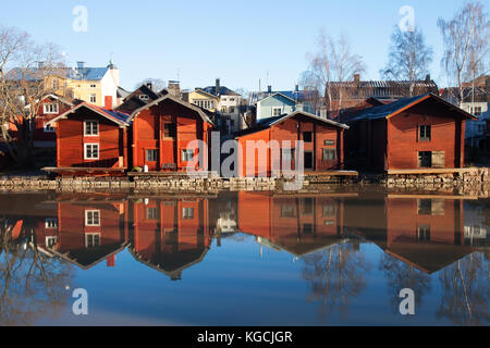 Porvoo, Finlande. classic vieux bois maisons et leur reflet dans la rivière Banque D'Images