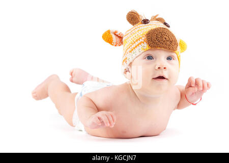 Cutie petit garçon en blanc couche et deer hat Banque D'Images