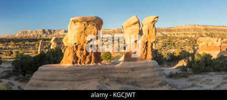 Avec les cheminées de funky falaises droites derrière dans le jardin du diable en grand staircase Escalante National Monument, à proximité de Escalante, Utah. Banque D'Images