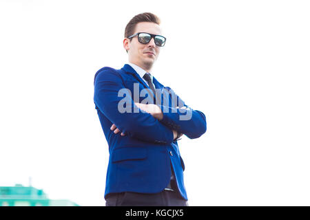 Dans busunessman attractive et costume bleu lunettes stand o Banque D'Images