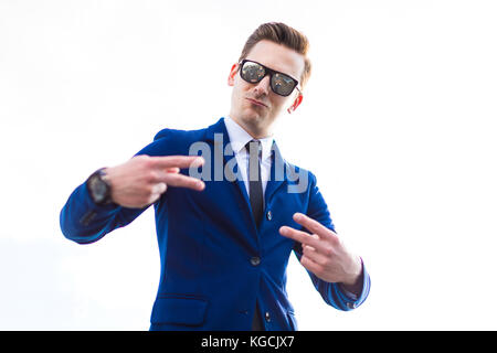 Dans busunessman attractive et costume bleu lunettes stand o Banque D'Images