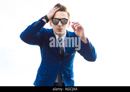 Dans busunessman attractive et costume bleu lunettes stand o Banque D'Images