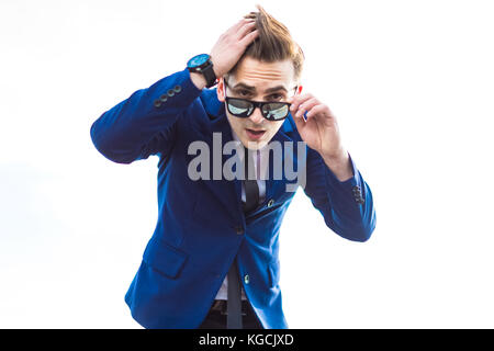 Dans busunessman attractive et costume bleu lunettes stand o Banque D'Images