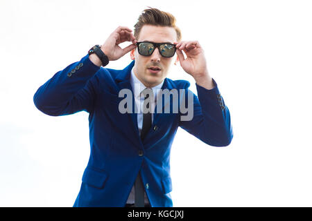 Dans busunessman attractive et costume bleu lunettes stand o Banque D'Images