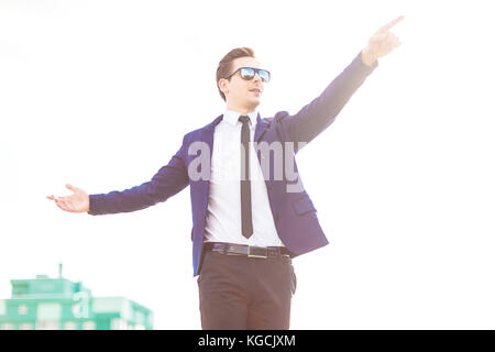 Dans busunessman attractive et costume bleu lunettes stand o Banque D'Images