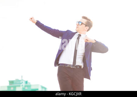 Dans busunessman attractive et costume bleu lunettes stand o Banque D'Images