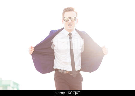 Dans busunessman attractive et costume bleu lunettes stand o Banque D'Images