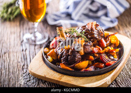 Souris d'agneau agneau confit.avec des pommes de terre et de légumes de la bière dans un pub ou un restaurant de l'hôtel. Banque D'Images