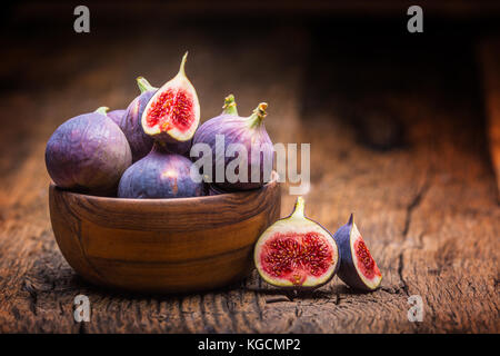 Fig. un peu de figues dans un bol sur un vieux fond de bois. Banque D'Images