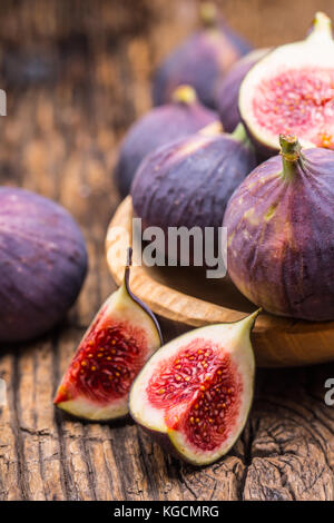 Fig. un peu de figues dans un bol sur un vieux fond de bois. Banque D'Images