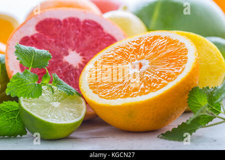 Fruits frais d'agrumes. orange citron lime pamplemousse avec des feuilles de menthe. Banque D'Images