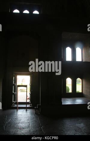 Vue de la porte, les fenêtres et les ventilateurs à gol gumbaz, Aywaille, Karnataka, Inde, Asie Banque D'Images