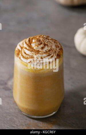 Verre de latte de citrouille Banque D'Images