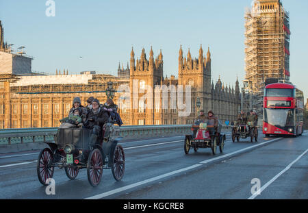 5 novembre 2017. Bonhams de Londres à Brighton, le plus long événement automobile au monde, le 1900 Cleveland Electric Westminster Bridge. Banque D'Images