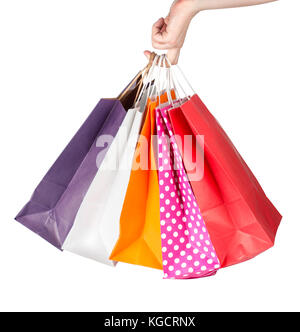 La main d'une femme portant un tas de colorful shopping bags with clipping path Banque D'Images