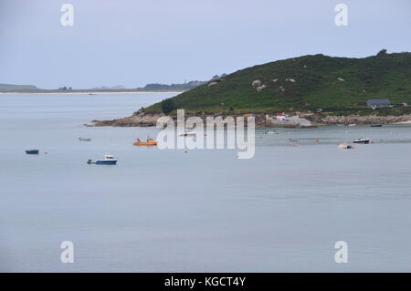 Bateaux de pêche par le nouveau quai en ville plus bay sur l'île de St Martins, Penzance, Cornwall, Royaume-Uni. Banque D'Images