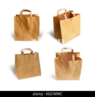 Mettre du papier recyclé sacs shopping sur fond blanc. with clipping path Banque D'Images