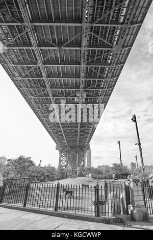 New York, USA - 24 mai 2017 : Main Street Dog s'exécuter sous le pont de Manhattan combine la vie urbaine avec des animaux a besoin. Banque D'Images