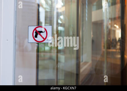 Un signe d'interdiction des armes à feu est considéré sur un immeuble de bureaux dans le centre-ville de Chicago, Illinois Banque D'Images