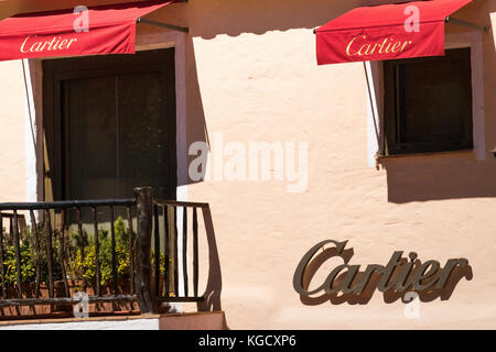 Détails colorés sur la grotte-style 'cartier' shop dans le concepteur de la zone commerciale. Porto Cervo, costa smerelda, Sardaigne, Italie Banque D'Images