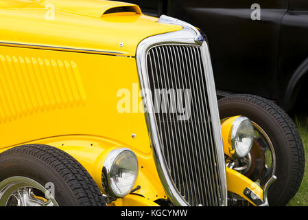 1934 Ford street rod jaune coupé à un american car show, Essex, Angleterre. Classic vintage American car Banque D'Images