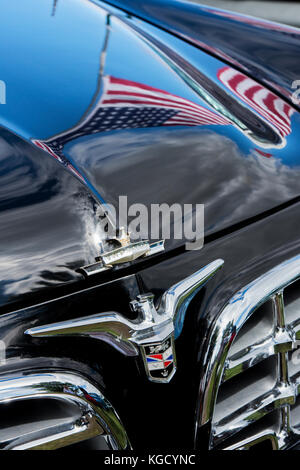 1960 Cadillac Eldorado Convertible voiture avec un drapeau américain reflète dans le capot. UK Banque D'Images