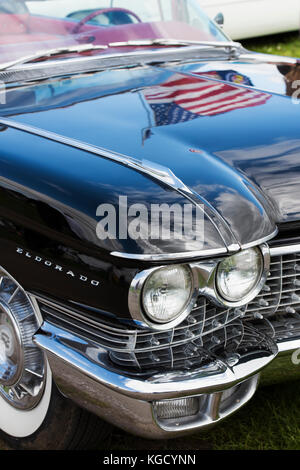 1960 Cadillac Eldorado Convertible voiture avec un drapeau américain reflète dans le capot. UK Banque D'Images