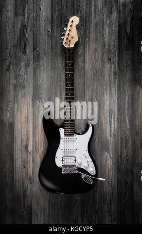 Chisinau, Moldova - juillet 8, 2016 : black guitare électrique sur fond de bois. with clipping path Banque D'Images