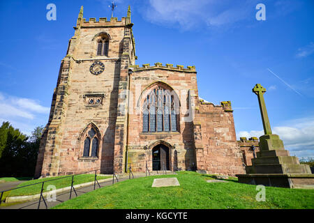 À la recherche jusqu'à St James' Church à Audlem, Cheshire Banque D'Images