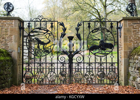 Portes en fer forgé décoratif avec un thème écossais distinctif dans Little Tew, Oxfordshire, Angleterre Banque D'Images