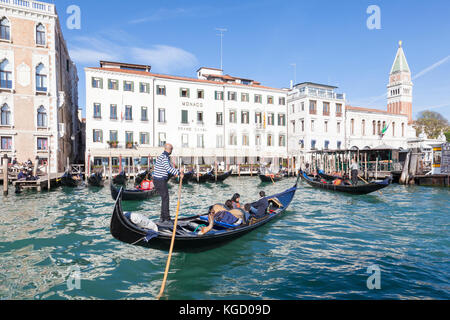 Les télécabines de touristes sur le Grand Canal, Venise, Italie la queue pour décharger leurs clients à San Marco. Près de trois quart d'angle arrière sur un rendez-vous Banque D'Images