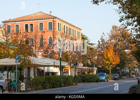 Soirée d'automne sur le Lido de Venise, Lido, Venise, Italie avec l'historique Hôtel Reiter sur Gran Viale Santa Maria Elisabetta et arbres automne coloré Banque D'Images