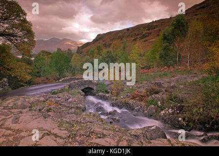 Ashness bridge à l'automne à l'ensemble de Derwent water, catbells et maiden moor. Le parc national du Lake District, Cumbria, England, UK, FR Banque D'Images