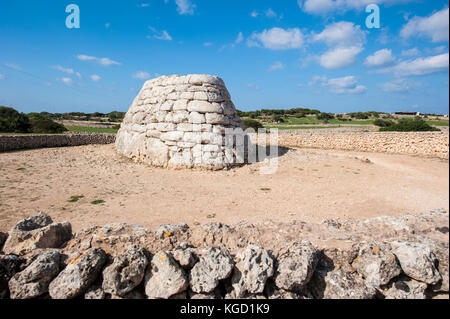 Naveta d'Es Tudons - sépulture mégalithique près de Ciutadella sur la partie ouest de Minorque, Iles Baléares, Espagne, Mediterrranean Mer. Banque D'Images